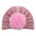 Dettaglio del berretto in maglia a righe per neonati con grande pompon di pelliccia rosa - Beige e Rosa