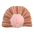 Dettaglio cappello a turbante in maglia a righe rosa e marrone con grande pompon - Caffè