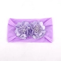 Dettaglio di fascia elastica viola per neonati con due fiori decorativi in tessuto - Viola