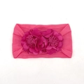Dettaglio ravvicinato della fascia per neonata rosa con decorazioni floreali in tessuto - Rosso rosa