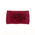 Dettaglio della fascia elastica per neonati bordeaux con due morbidi fiori in tessuto - Borgogna