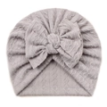 Detalle del gorro turbante gris para bebé con lazo grande y textura de punto trenzado - Gris