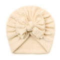 Detalle de gorro turbante para bebé con textura de punto trenzado y gran lazo crema - Beige