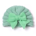 Détail du bonnet en tricot pour bébé vert menthe avec un grand nœud décoratif - Vert menthe