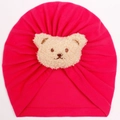 Detail der rosaroten Baby-Turban-Mütze mit süßer beige Teddybär-Plüsch-Stickerei - Fuchsia
