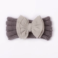 Detailansicht eines Baby-Strickstirnbands mit mehrlagiger Stoffschleife und grauer Webstruktur - Grau