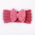 Detailansicht des leuchtend rosa gestrickten Babystirnbandes mit großer Stoffschleife - Fuchsia