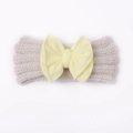 Detailansicht Baby-Stirnband mit cremeweißer Strickstruktur und gelber Schleife - Beige
