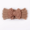 Winter Baby Nylon Stirnband in warmem Hellbraun mit einer großen Strickschleife - Kaffeebraun