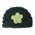 Dunkelgrüne Strickmütze für Babys mit einer hellgrünen 3D-Stoffblume als Detail - Dunkelgrün