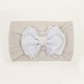 Vue détaillée du bandeau bébé blanc avec nœud en dentelle multicouche et perles nacrées - Gris