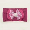 Détail du bandeau bébé rose avec dentelle et perles blanches sur le joli nœud - Pourpre profond