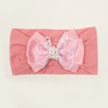 Détail d'un bandeau élastique rose pour bébé avec un grand nœud en dentelle et perles - Mauve Foncé