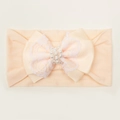 Détail du bandeau bébé abricot avec nœud floral en dentelle et perles blanches - Rose chair