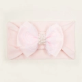 Détail d'un bandeau rose pour bébé avec nœud en dentelle et accents de perles blanches - Rose Clair