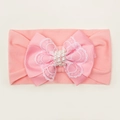 Détail du bandeau rose pour bébé avec nœud en dentelle et perles nacrées blanches - Rose