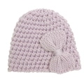 Détail du bonnet pour bébé tricoté à la main en violet clair avec un grand nœud décoratif - Hauts / Violet