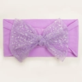 Detail van paarse nylon baby-hoofdband met lovertjes mesh strik op witte basis - Paars