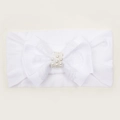 Dettaglio fascia per neonati bianca con fiocco di pizzo e decorazioni con perle eleganti - Bianco