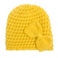 Gros plan d'un bonnet en tricot jaune pour bébé avec un grand nœud décoratif sur le côté - Hauts / Jaune