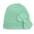 Primer plano detallado del gorro de punto verde menta para bebé con un lazo decorativo - Tops / Verde menta