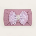 Détail du bandeau lavande pour bébé avec double nœud, dentelle blanche et perles - Violet Taro