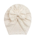 Detail van witte baby tulband met borduurwerk en grote strik van ademende mesh-stof - Broken Wit