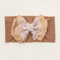 Détail du bandeau bébé avec un grand nœud en dentelle et des perles blanches élégantes - Café
