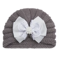 Détail du turban gris tricoté pour bébé avec grand nœud en dentelle blanche et perles - Gris