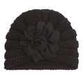 Détail d'un turban en tricot pour bébé avec une grande fleur noire décorative sur fond blanc - Noir
