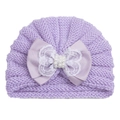 Détail du bonnet en tricot lavande pour bébé avec gros nœud et perles élégantes - Violet