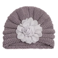 Détail du bonnet tricoté lilas pour bébé avec une fleur en mousseline grise en relief - Gris