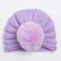 Détail du bonnet en tricot violet clair pour bébé avec un grand pompon en fausse fourrure - Violet