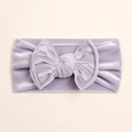 Dettaglio della fascia per neonati in velluto lavanda con fiocco e texture morbida - Viola chiaro