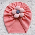 Detailaufnahme der korallenrosa Waffelstrick Baby Mütze mit einer großen karierten Stoffblume - Rosa