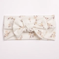 Detailaufnahme des elfenbeinfarbenen Baby-Stirnbands mit Blumenmuster und Schleife - Beige mit Gelb-Braunem Blumenstil (C)