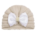 Dettaglio cappello neonato in maglia con fiocco di pizzo e perle bianco crema - Beige