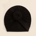 Detail van de zwarte baby tulband muts met zacht breisel en stijlvolle donut knoop - Zwart