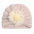 Détail du bonnet en tricot crème pour bébé orné d'une grande fleur en tissu multicouche - Beige