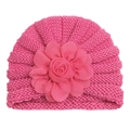 Détail du bonnet en tricot rose pour bébé avec décoration de fleur en mousseline - Rose rouge