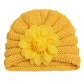 Détail du bonnet en tricot jaune pour bébé avec une grande fleur et une texture épaisse - Jaune
