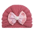 Dettaglio cappello neonato rosa in maglia con fiocco di raso, pizzo e perle - Rosa Antico