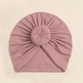 Detailopname van de zachte katoenen babytulband met een stijlvolle donutknoop en plooien - Taropaars