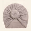 Detalle de textura gofre y nudo suave en el gorro turbante para bebé color lila - Gris