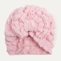 Detalle del tejido de burbujas rosa y lazo grande en este turbante para bebé - Rosa