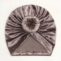 Dettaglio del cappello per neonati in velluto dorato viola scuro con nodo a ciambella - Viola Taro