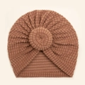 Gorro turbante para bebé de punto gofrado marrón con diseño de nudo delantero - café