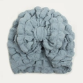Turbante para bebé azul claro en tela de burbuja con un gran lazo decorativo - Gris