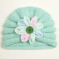 Détail du bonnet tricoté vert menthe pour bébé avec grande fleur en tissu coloré - Vert menthe