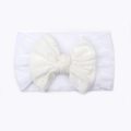 Détail d'un bandeau blanc pour bébé avec nœud brodé et texture douce en nylon - Blanc
